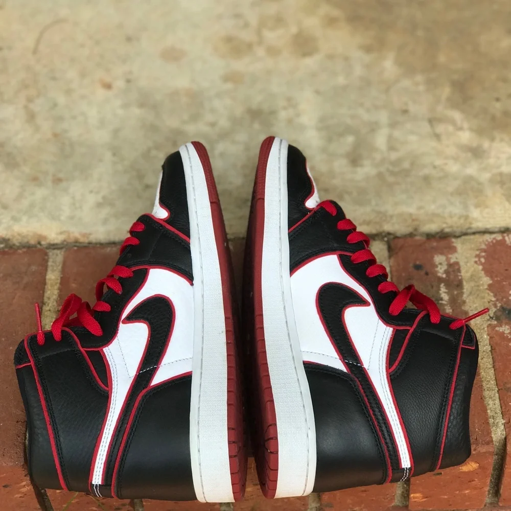 Air Jordan Retro 1 High OG Bloodline Size 8.5